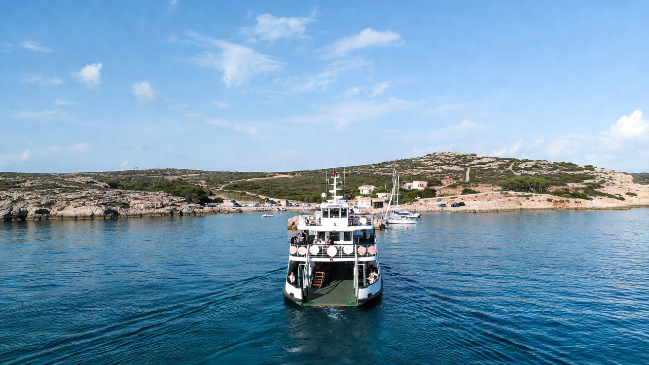 Bateau ferry en direction de Porquerolles avec des passagers à l’embarquement, montrant le port et le parking à proximité, représentant les horaires, tarifs et options de réservation