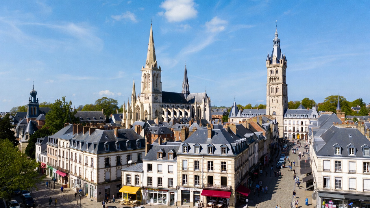 Vue du centre-ville de Cambrai avec la cathédrale, le beffroi classé à l’UNESCO et les célèbres bêtises de Cambrai