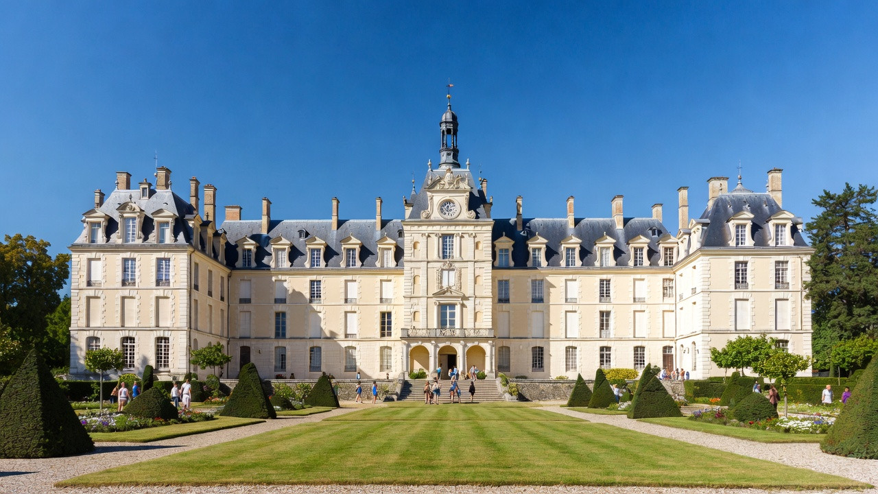 Vue du château de Valençay et de ses jardins, lieu historique lié à Talleyrand, ouvert aux visiteurs avec informations sur les horaires, tarifs et visites