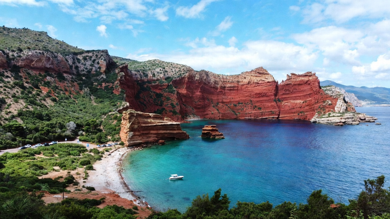 Vue des plages de Porto en Corse, incluant le golfe de Porto et la plage d’Arone, avec indications visuelles d’accès et de parking.