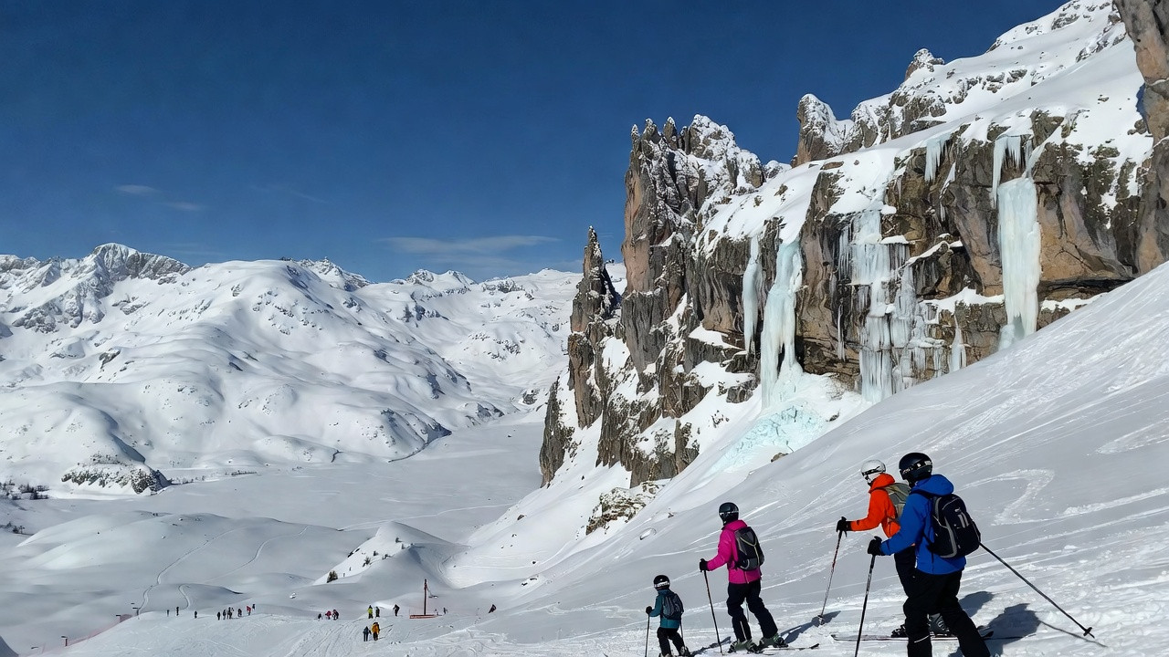 Vue hivernale de Sixt-Fer-à-Cheval montrant le cirque glaciaire enneigé et une zone de ski familial adaptée aux enfants.