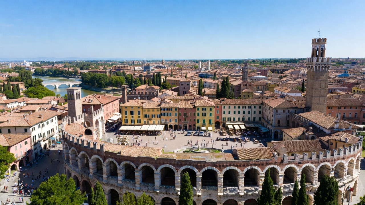 Vue des principaux monuments de Vérone, incluant l’Arena, la Piazza delle Erbe et le fleuve Adige, pour un itinéraire de visite en 2 jours.