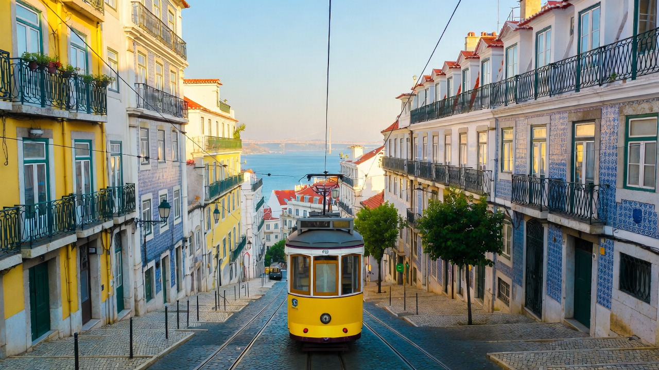 Vue emblématique de Lisbonne avec le tramway jaune, les azulejos et le Tage, idéale pour un séjour de 3 jours.