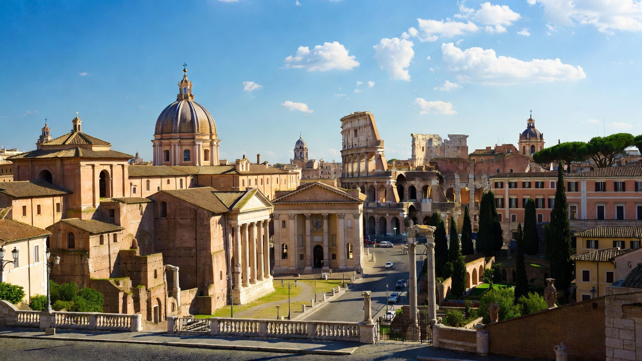 Vue emblématique de Rome avec le Colisée et les monuments historiques de la Ville Éternelle.