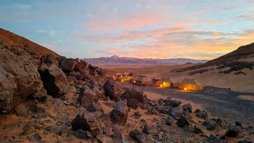 Désert d’Agafay près de Marrakech avec campement et montagnes de l’Atlas