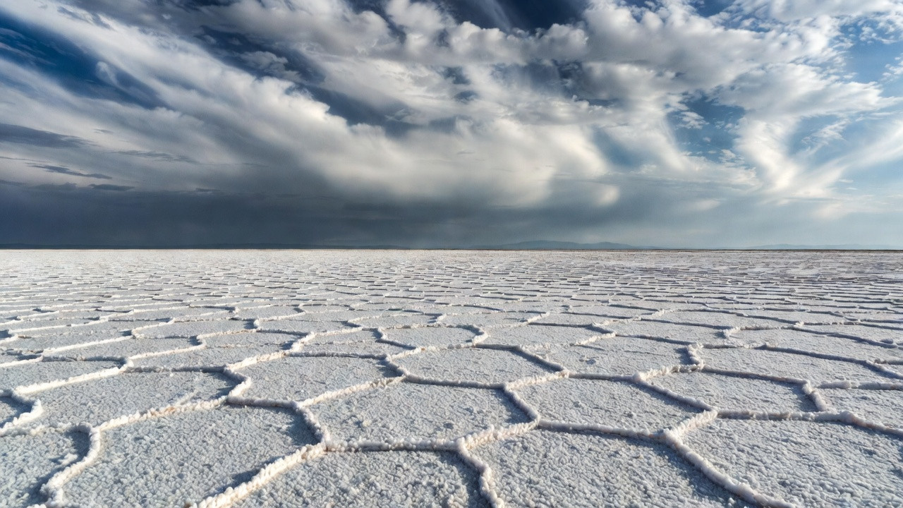 Désert de sel avec vastes étendues de sel et motifs naturels, illustrant la définition et les plus grands salars du monde