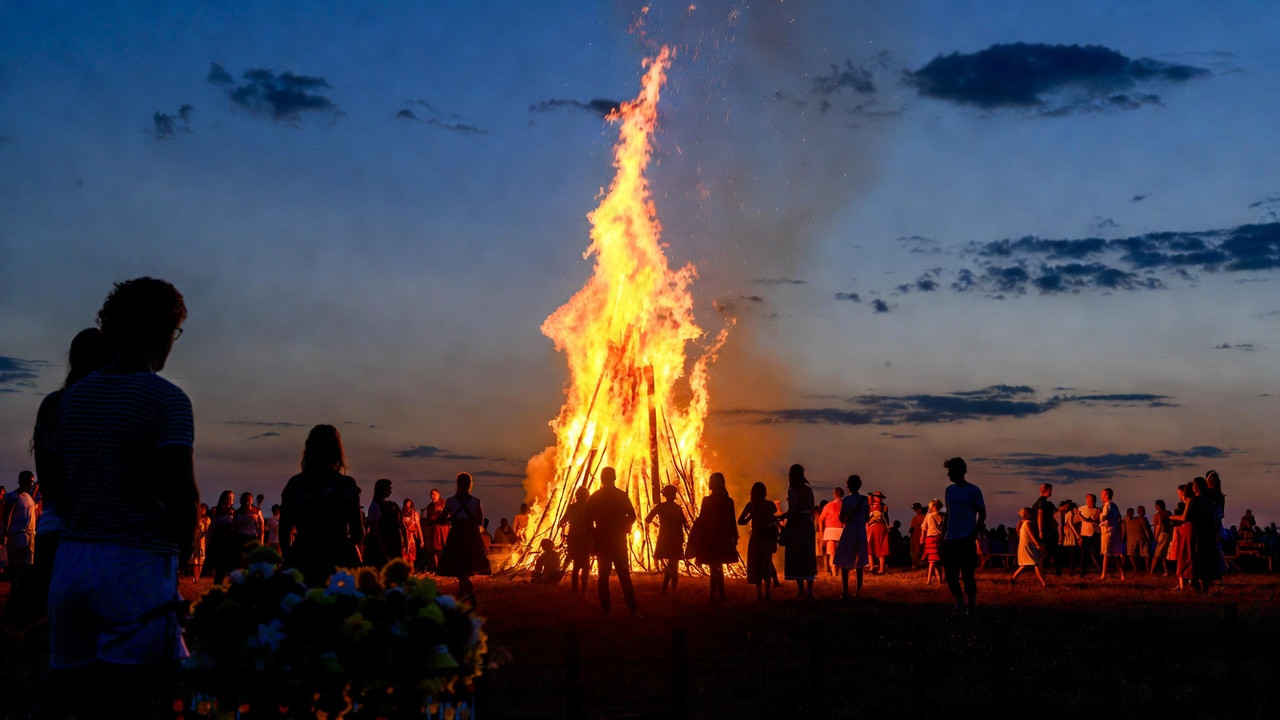 Feux de la Saint-Jean en France avec un grand feu de joie, illustrant les traditions, la date et les conseils de sécurité pour 2026.