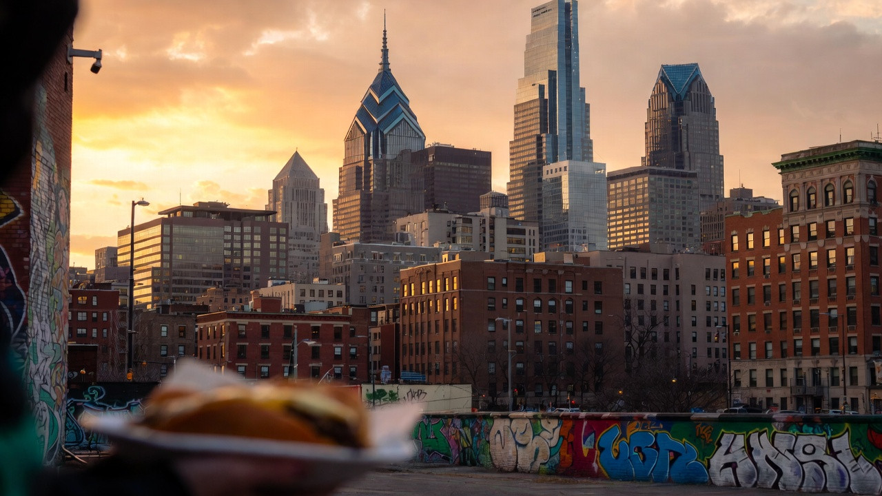 Vue de Philadelphie avec skyline, street art et spécialité cheesesteak, illustration pour un guide de visite de Philly en 4 jours