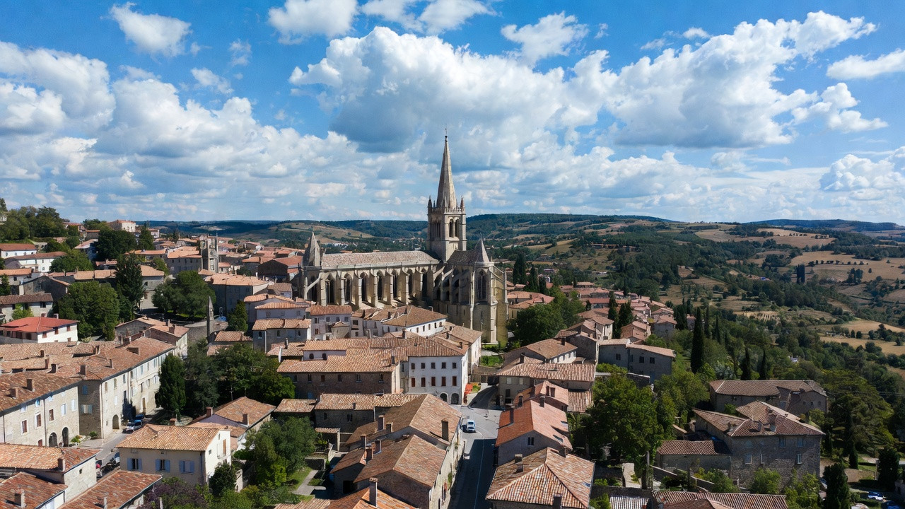 Panorama du Puy-en-Velay avec la Cathédrale Notre-Dame et le Rocher Saint-Michel, vue touristique et historique