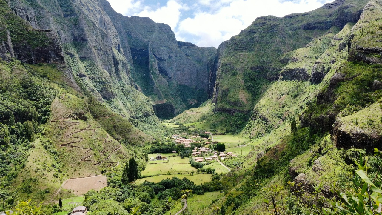 Vue du cirque de Mafate à La Réunion, montrant ses sentiers de randonnée, ses îlets isolés et son environnement sauvage.