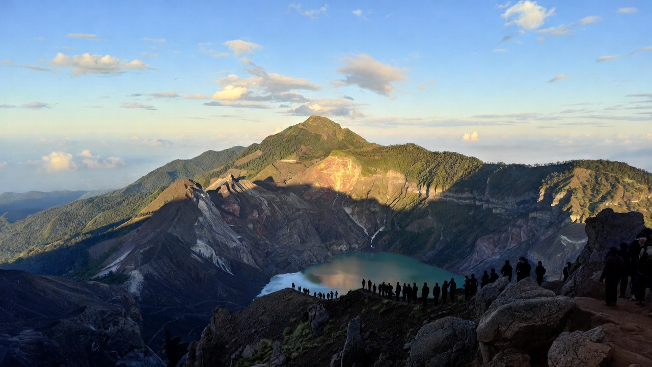 Trek au Mont Rinjani en Indonésie avec vue sur le sommet à 3 726 mètres et le lac volcanique Segara Anak en 2026.