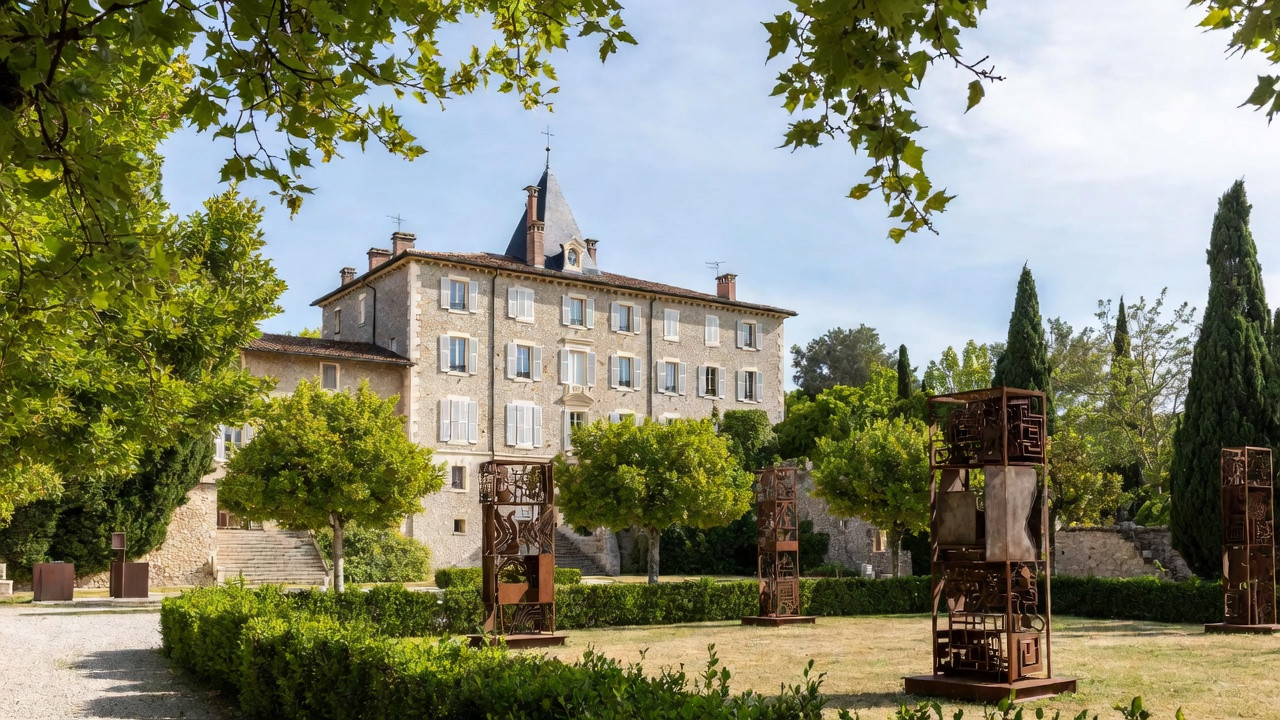 Château de Mouans-Sartoux dans les Alpes-Maritimes, abritant le Centre d’Art Concret et entouré de jardins.
