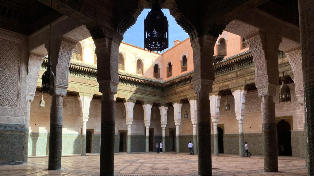 Patio du palais de la Bahia à Marrakech avec zelliges et colonnes