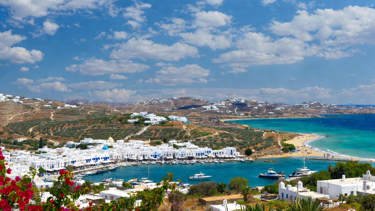 Vue panoramique de l’île de Paros en Grèce avec le port de Naoussa, le village de Lefkes et des plages de sable aux eaux turquoise.