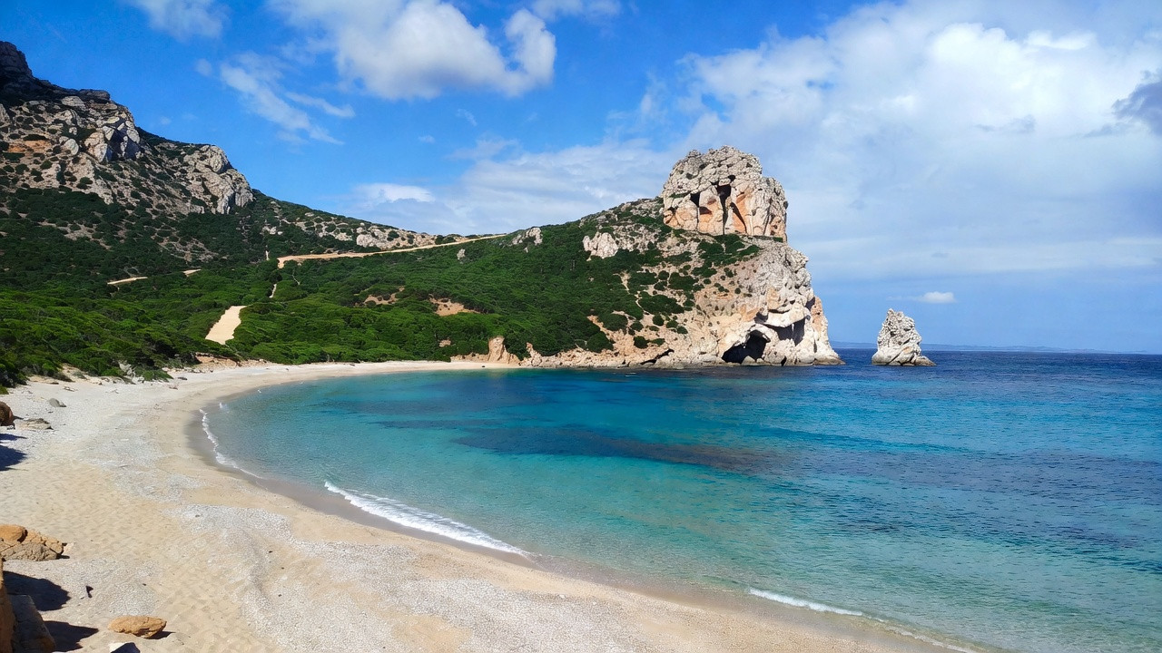 Plage de Roccapina en Corse avec le rocher du Lion, sentier de randonnée et zone d’accès à proximité.