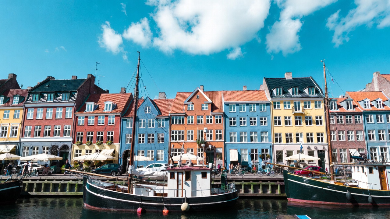 Le quartier de Nyhavn à Copenhague avec ses maisons colorées et le canal, étape incontournable d’un itinéraire parfait de 3 jours à Copenhague