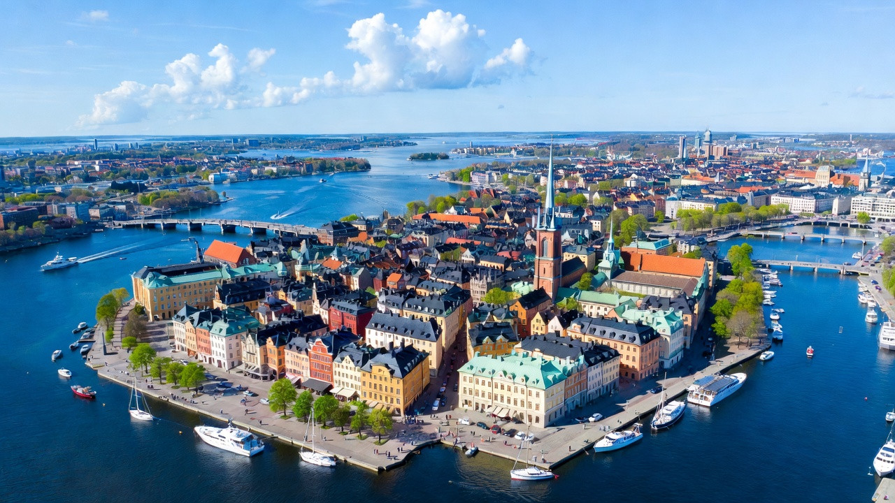 Vue panoramique de Stockholm avec ses îles, ses canaux et le quartier historique de Gamla Stan, mettant en avant les activités incontournables