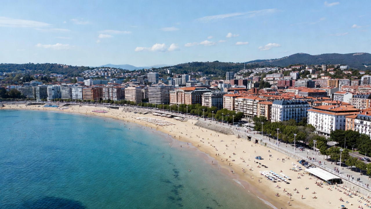 Baie de La Concha à San Sebastián avec la plage et la promenade, destination incontournable pour un séjour de 3 jours.
